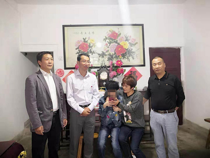 主題教育正當(dāng)時(shí) 志愿服務(wù)暖民心——區(qū)城建投公司黨支部開展志愿服務(wù)、點(diǎn)亮“微心愿”黨日活動