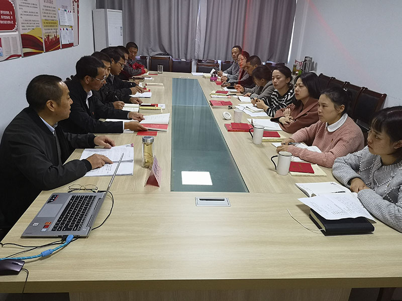 屯溪城建投公司黨支部開展“不忘初心、牢記使命”主題教育“舉旗幟·送理論”宣講活動(dòng)