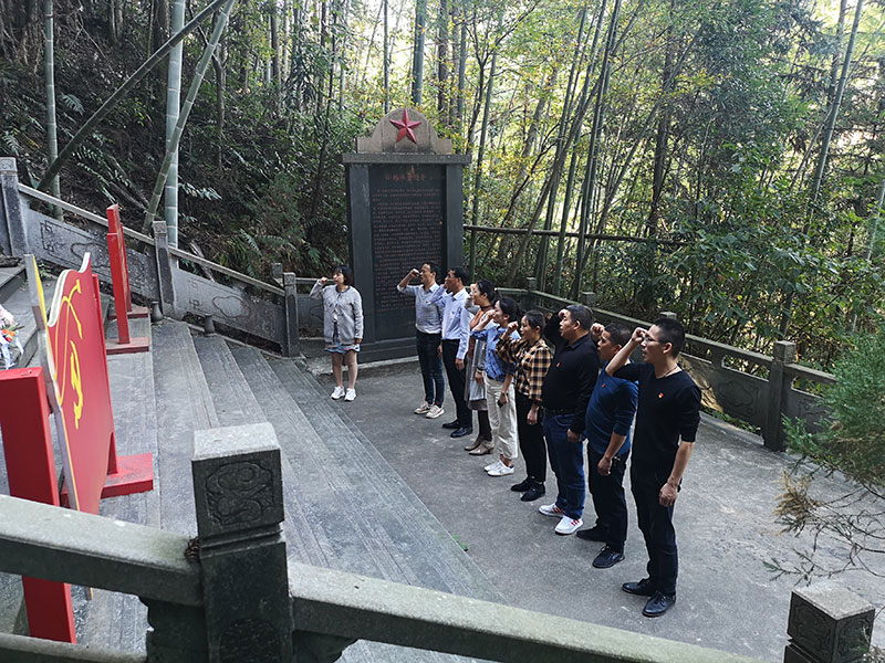 區(qū)城建投黨支部開展革命傳統(tǒng)教育“緬懷先烈、重溫誓詞”主題黨日活動