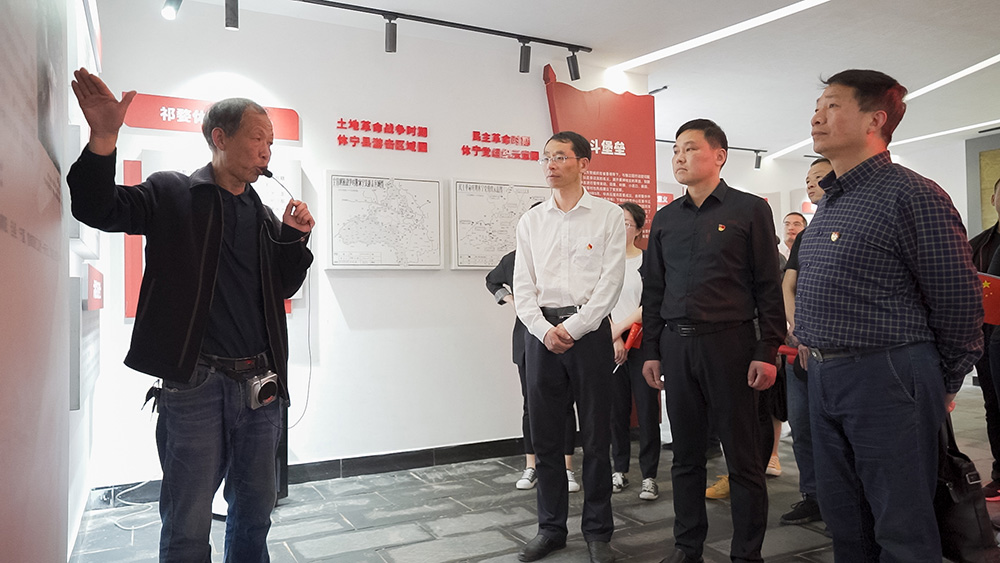 屯溪區(qū)國(guó)投集團(tuán)開展學(xué)黨史、祭英烈主題黨日活動(dòng)