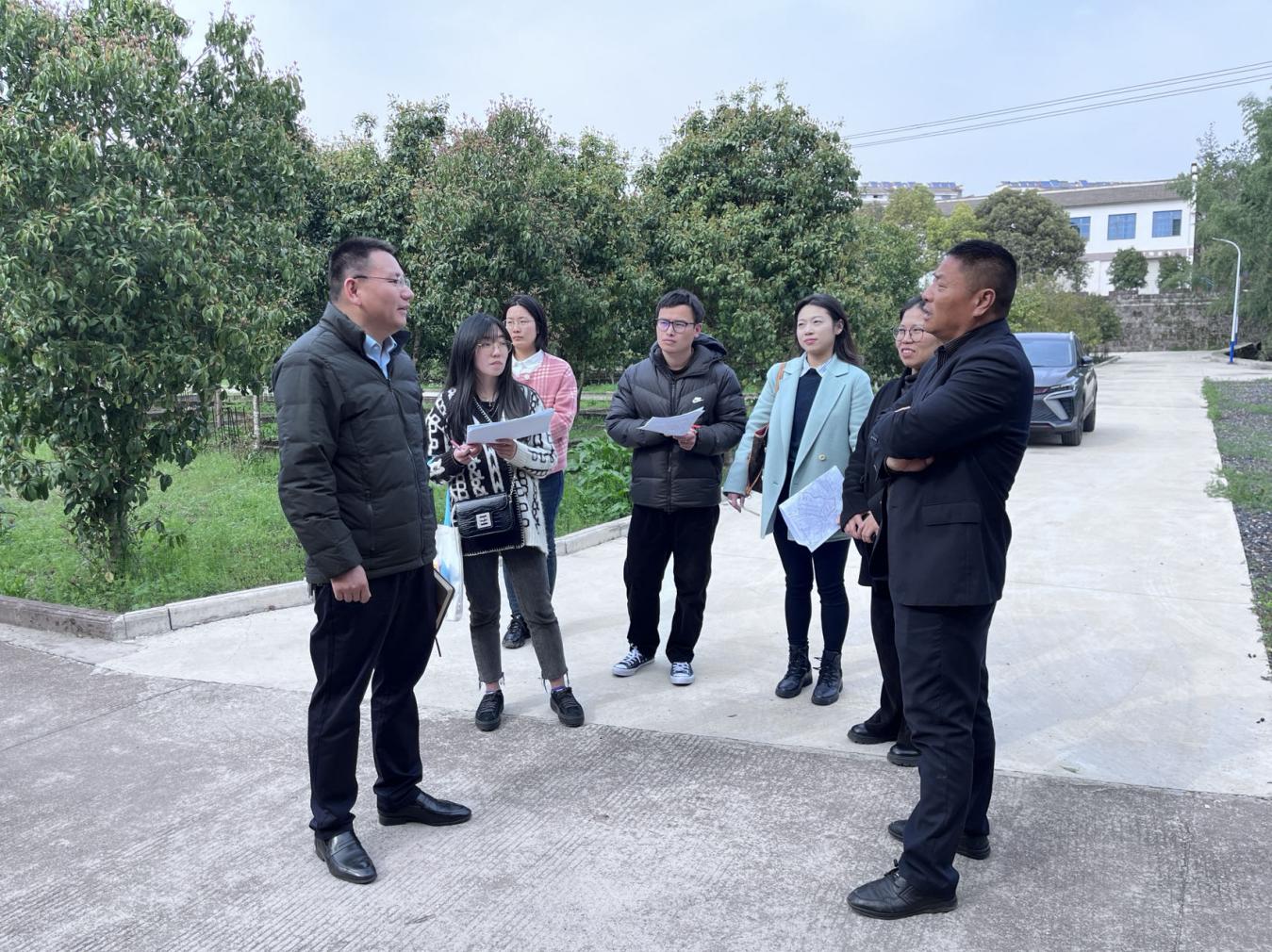 深入鳳霞走訪調(diào)研，助推基金小村項(xiàng)目