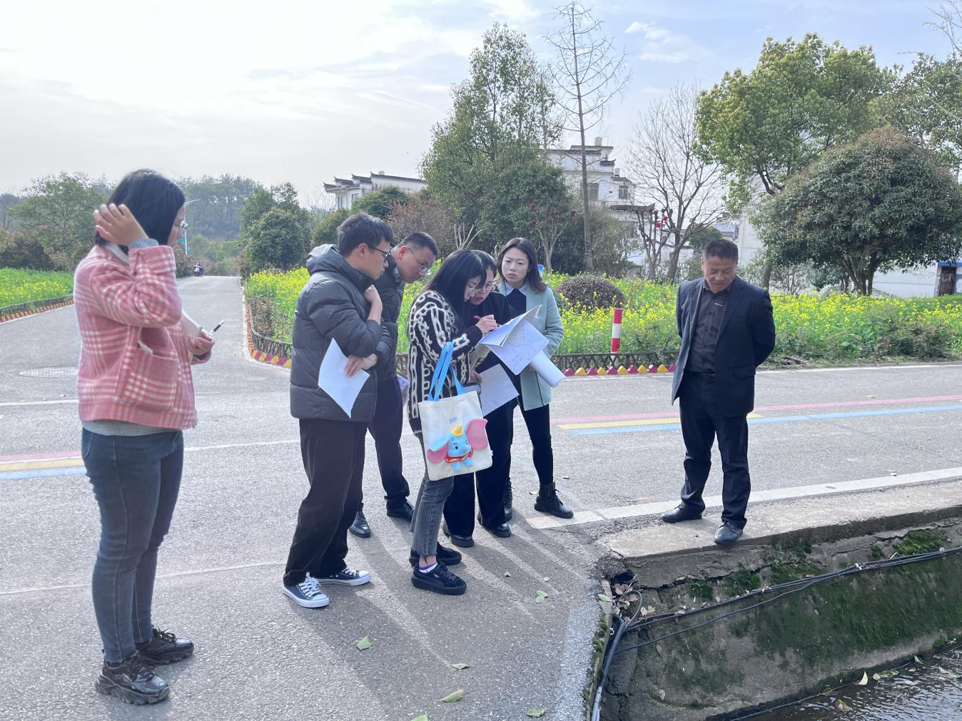 深入鳳霞走訪調(diào)研，助推基金小村項(xiàng)目