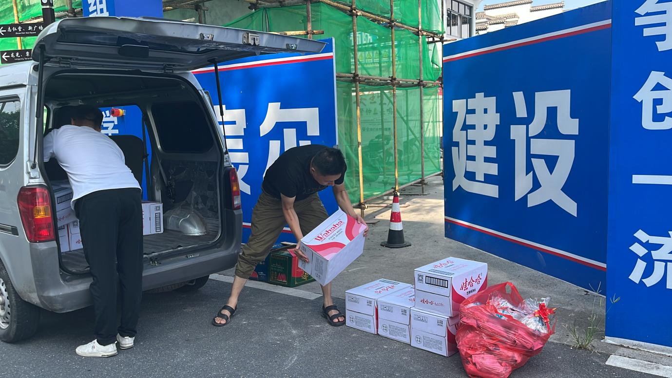 夏日送清涼，防暑保安康 昱城文旅公司開(kāi)展夏季慰問(wèn)活動(dòng)