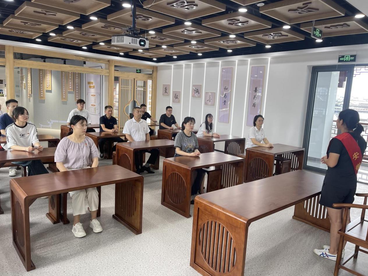 見賢思齊學(xué)楷模，崇德向善做好人——區(qū)國(guó)投集團(tuán)黨委開展8月份主題黨日活動(dòng)